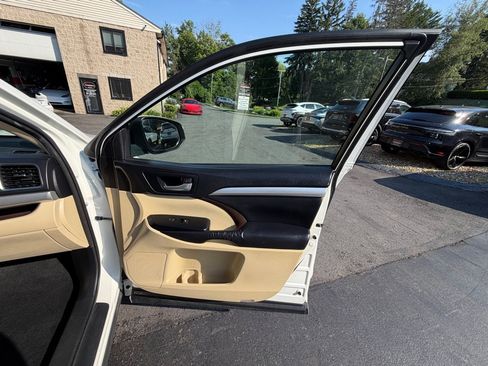 Used 2016 Toyota Highlander XLE AWD/4WD image 9
