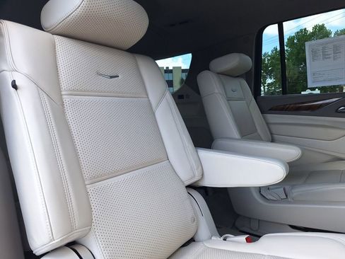 Certified 2024 Cadillac Escalade ESV Premium Luxury Platinum AWD/4WD image 32