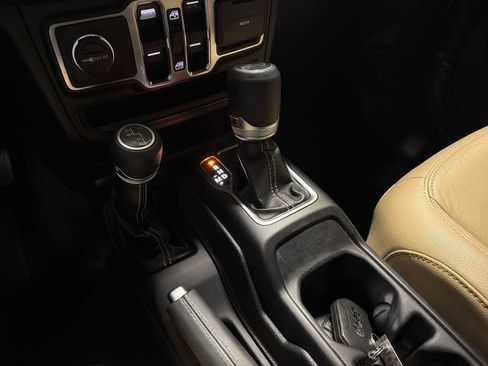 Used 2019 Jeep Wrangler Unlimited Sahara AWD/4WD image 18