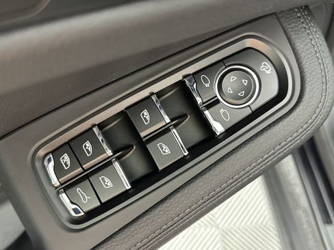 Certified 2025 Porsche Macan image 13