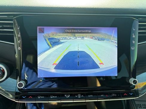 Used 2022 Jeep Wagoneer Series III w/ Premium Group I image 16