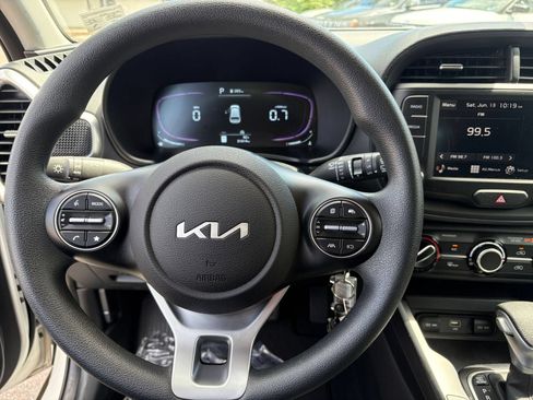 Used 2025 Kia Soul LX w/ LX Technology Package FWD image 32