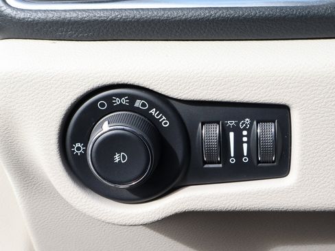 Used 2024 Chrysler Pacifica Limited image 16