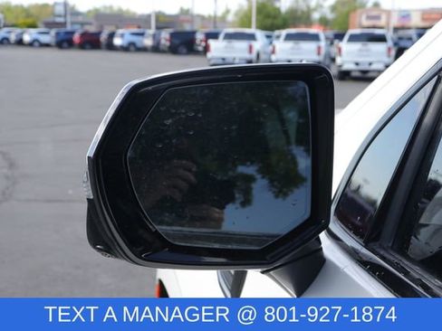 Used 2023 GMC Yukon XL AT4 w/ AT4 Premium Plus Package AWD/4WD image 12
