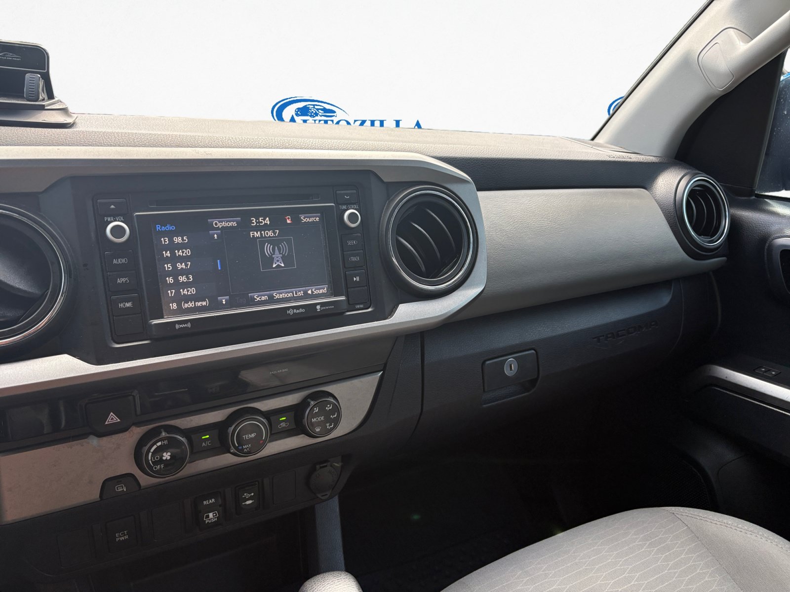 Used 2018 Toyota Tacoma SR5 RWD image 11