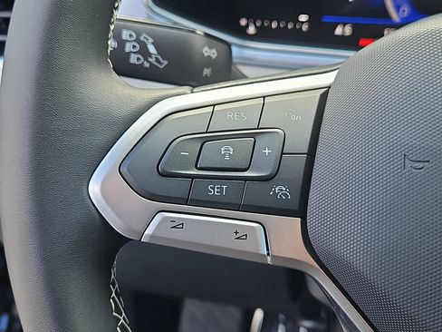 New 2026 Volkswagen Taos SE image 13