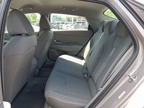 Used 2023 Hyundai Elantra SEL FWD image 11
