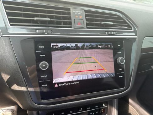 Used 2023 Volkswagen Tiguan SE w/ Panoramic Sunroof Package FWD image 6