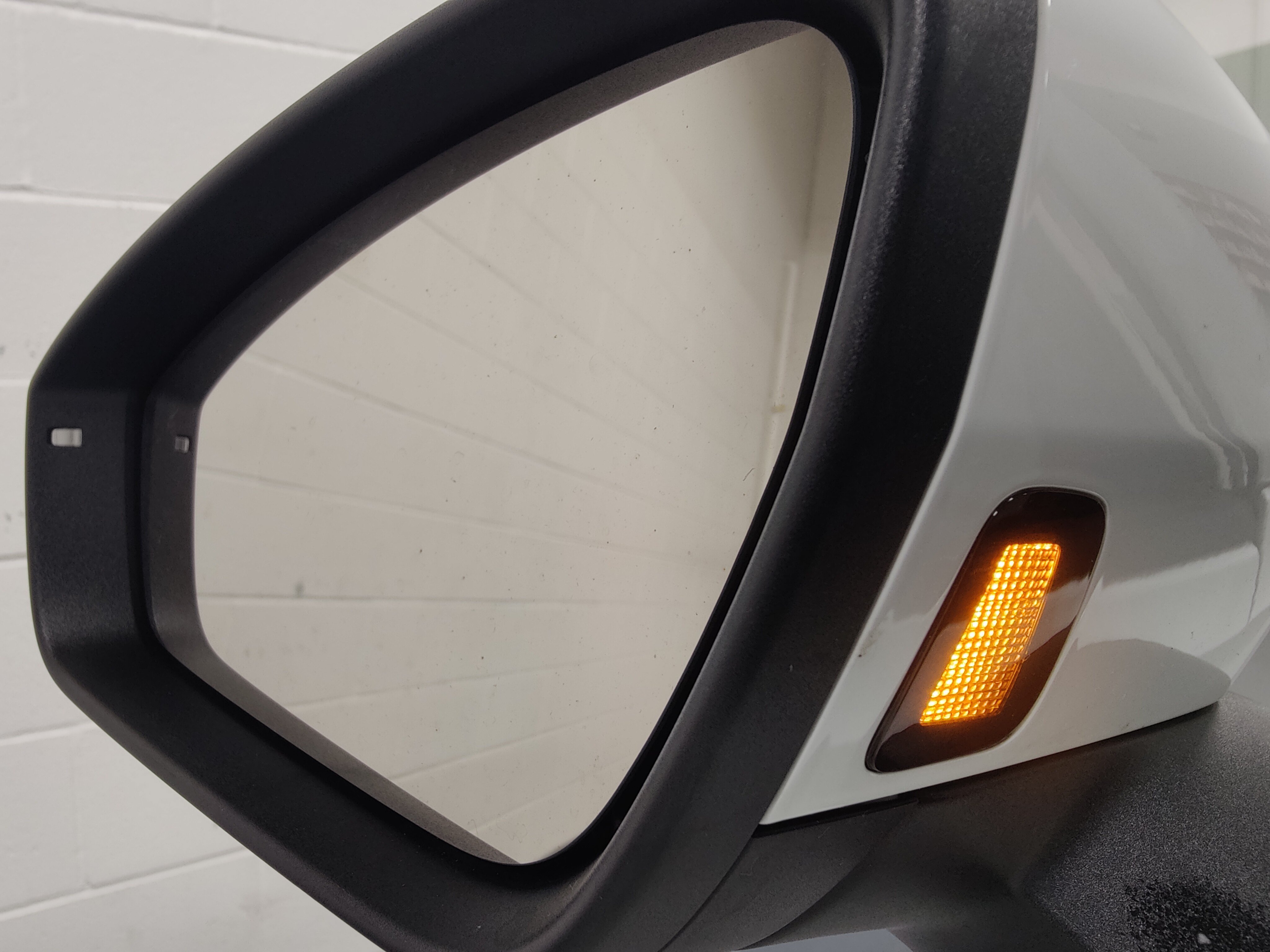Used 2025 Volkswagen Tiguan SE w/ Panoramic Sunroof Package AWD/4WD image 9