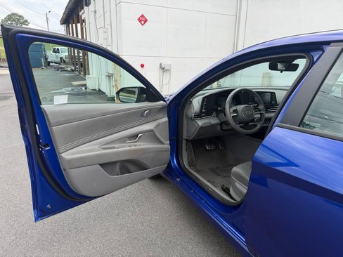 Used 2025 Hyundai Elantra Sport FWD image 9
