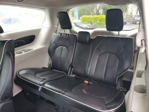 Used 2022 Chrysler Pacifica Limited image 10