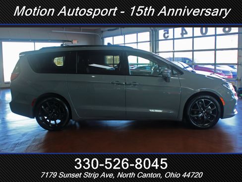 Used 2022 Chrysler Pacifica Limited w/ S Appearance Package image 12