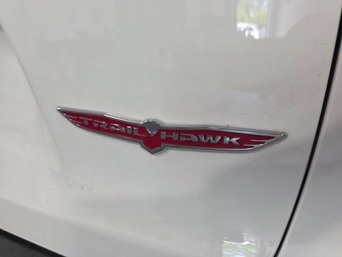 Used 2020 Jeep Cherokee Trailhawk AWD/4WD image 5