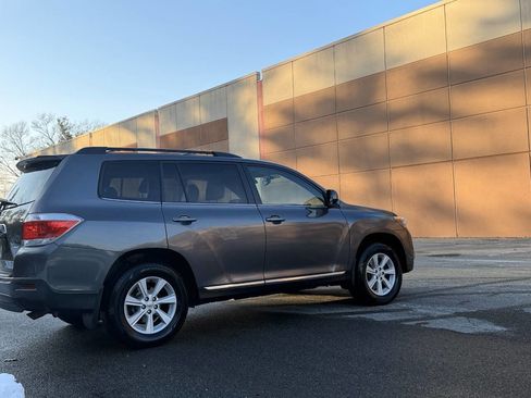 Used 2012 Toyota Highlander SE w/ Tow Pkg image 3