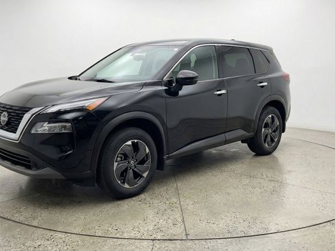 Used 2025 Nissan Rogue SV image 3