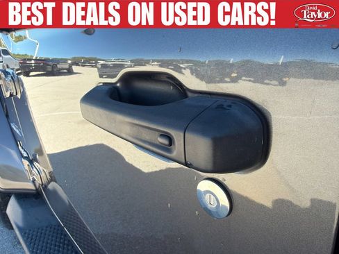 Used 2018 Jeep Wrangler Unlimited Sahara AWD/4WD image 39