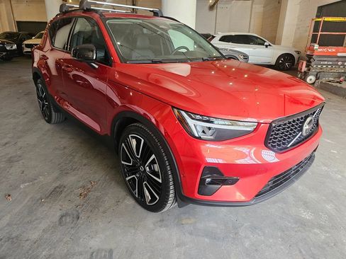 Certified 2025 Volvo XC40 B5 Plus AWD/4WD image 5