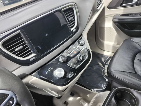 Used 2022 Chrysler Pacifica Touring-L FWD image 31