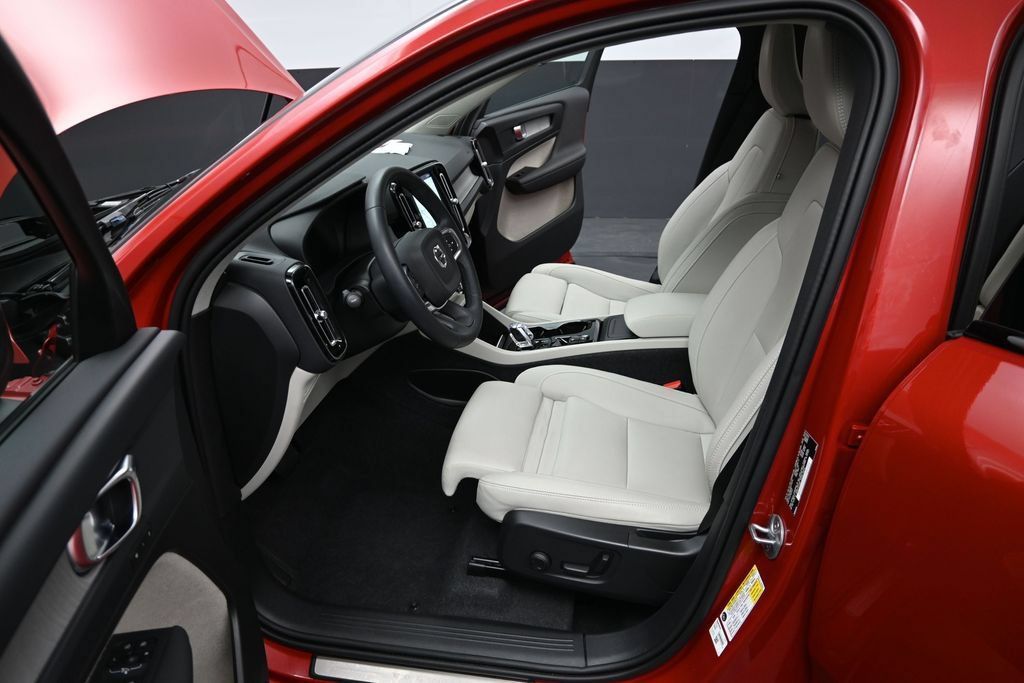 Used 2024 Volvo XC40 B5 Plus w/ Climate Package AWD/4WD image 16