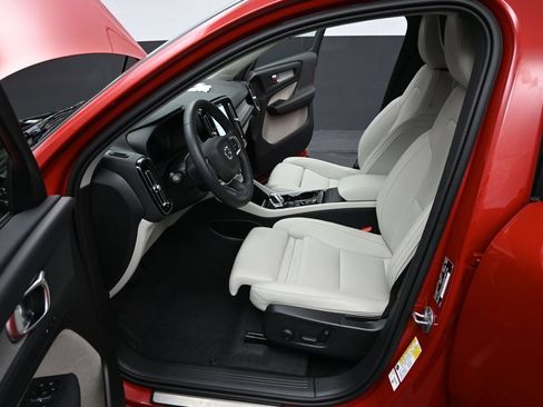 Used 2024 Volvo XC40 B5 Plus w/ Climate Package AWD/4WD image 16