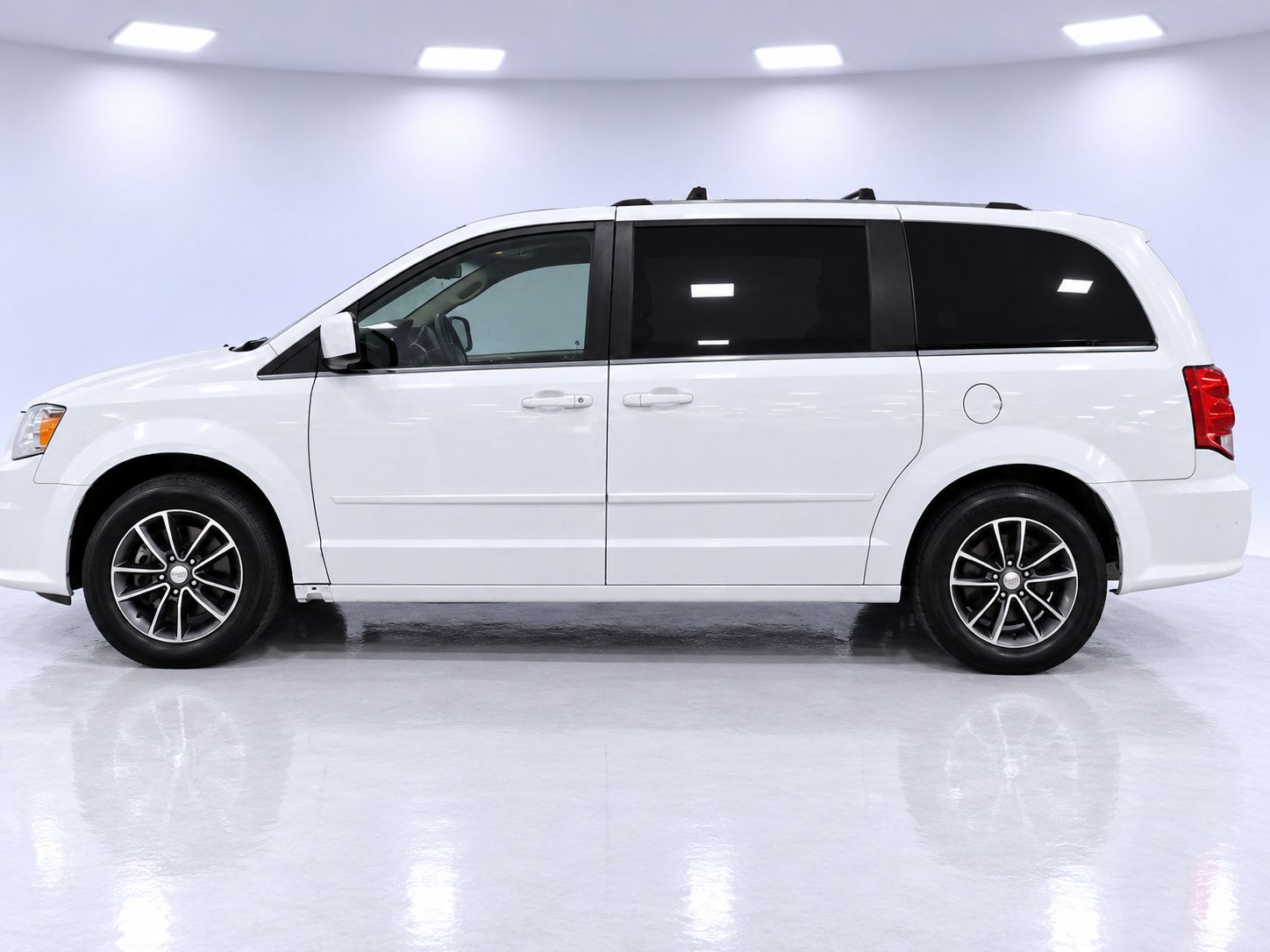 Used 2017 Dodge Grand Caravan SXT FWD image 3