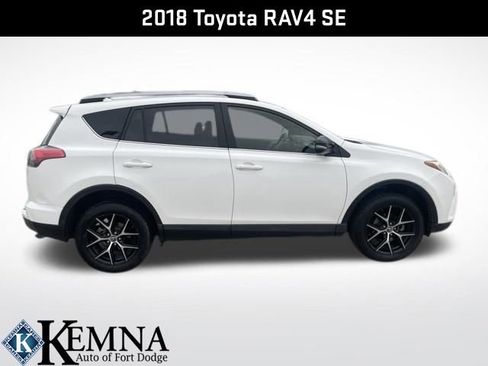 Used 2018 Toyota RAV4 SE image 2