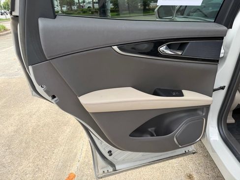 Used 2022 Lincoln Nautilus FWD w/ Premium Package image 12