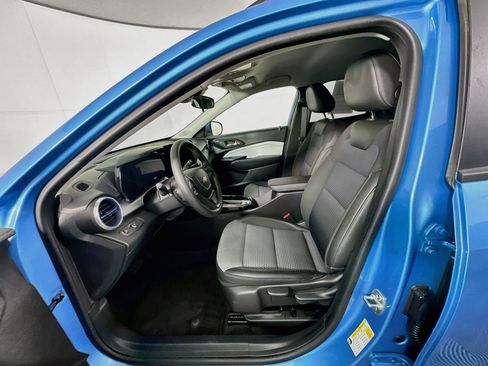 Used 2025 Chevrolet Trax LT FWD image 13