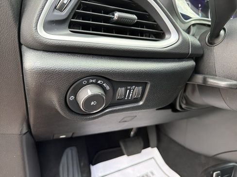 Used 2025 Chrysler Pacifica Select FWD image 17