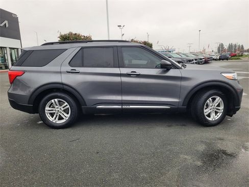 Used 2022 Ford Explorer XLT image 3