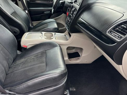 Used 2019 Dodge Grand Caravan SXT FWD image 16