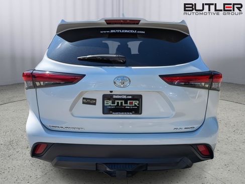 Used 2022 Toyota Highlander XLE AWD/4WD image 7