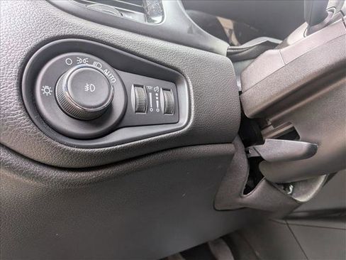 Used 2022 Jeep Renegade Altitude w/ Convenience Group AWD/4WD image 16