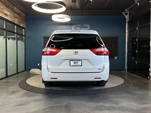 Used 2017 Toyota Sienna XLE Premium AWD/4WD image 4