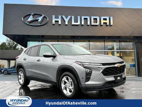 Used 2024 Chevrolet Trax LS w/ LS Convenience Package image 1