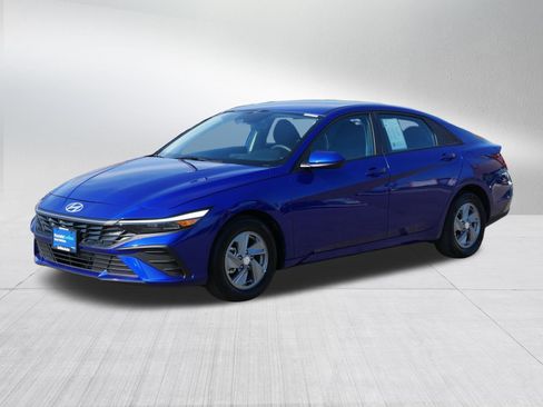 Certified 2025 Hyundai Elantra SE FWD image 3