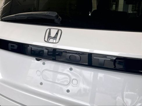 Used 2024 Honda Pilot Touring image 29