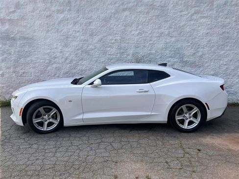 Used 2017 Chevrolet Camaro LT w/ Technology Package RWD image 2