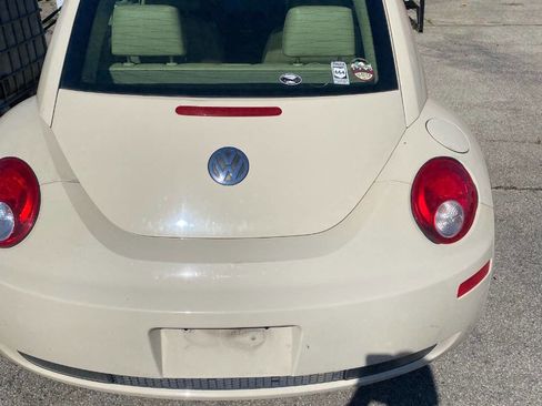 Used 2009 Volkswagen Beetle Coupe FWD image 3
