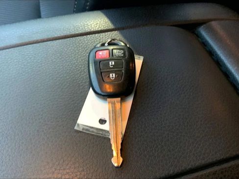 Used 2015 Toyota Highlander LE image 14