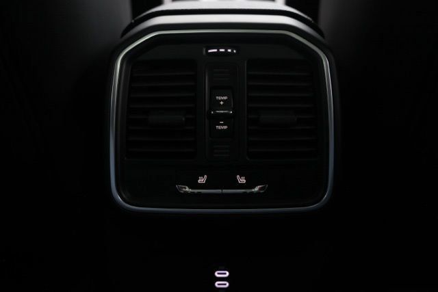 Used 2025 Porsche Macan AWD/4WD image 40