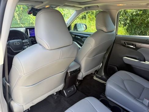 Used 2024 Toyota Highlander Platinum FWD image 29