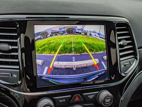 Used 2019 Jeep Grand Cherokee Limited w/ Luxury Group II image 31