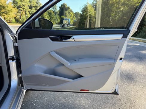 Used 2017 Volkswagen Passat 1.8T S image 17