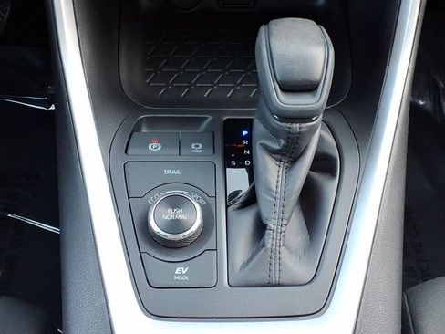 Used 2025 Toyota RAV4 XLE AWD/4WD image 7