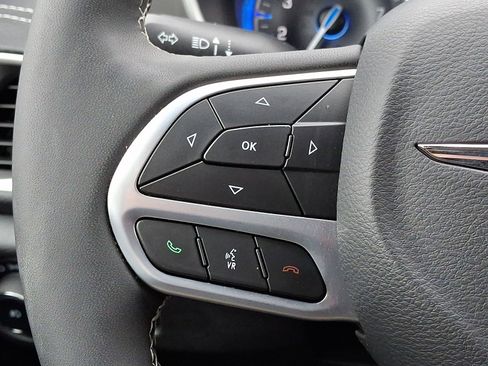 Used 2025 Chrysler Pacifica Select image 21