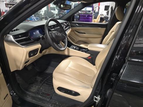Used 2023 Jeep Grand Cherokee 4WD 4xe image 13