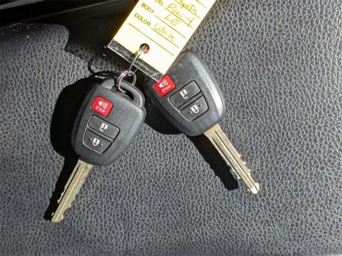 Used 2015 Toyota RAV4 LE image 32