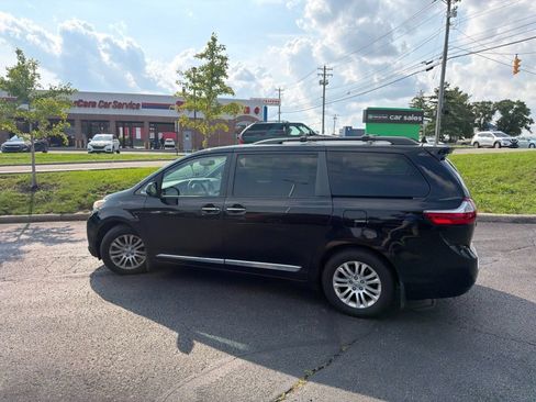 Used 2017 Toyota Sienna XLE Premium w/ Protection Package FWD image 11