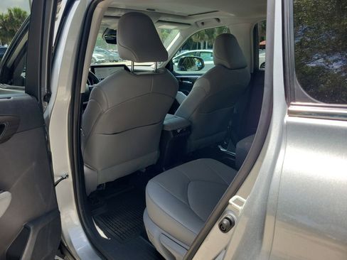 Used 2023 Toyota Highlander Limited FWD image 10
